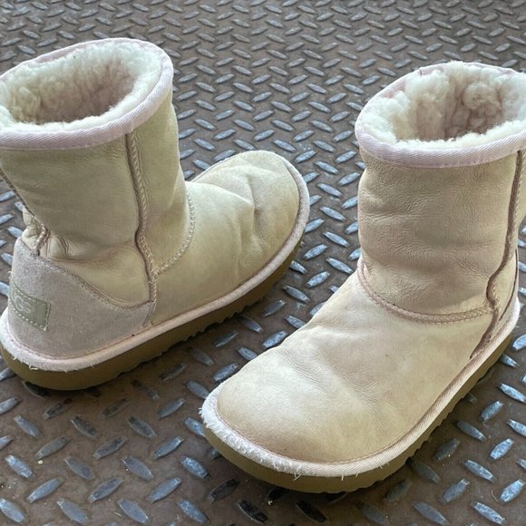 UGG Girl Boot Little Kid & Big Kid Koola Short Boots Size 4US 34EU - Picture 1 of 11